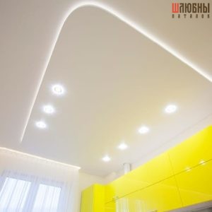 Двухуровневый натяжной потолок с подсветкой в студию, кухню