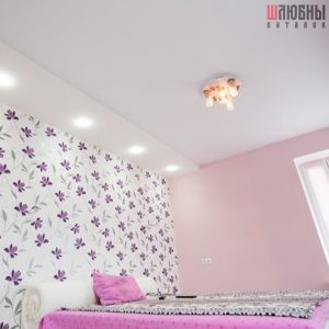 Двухуровневый сатиновый натяжной потолок в спальню